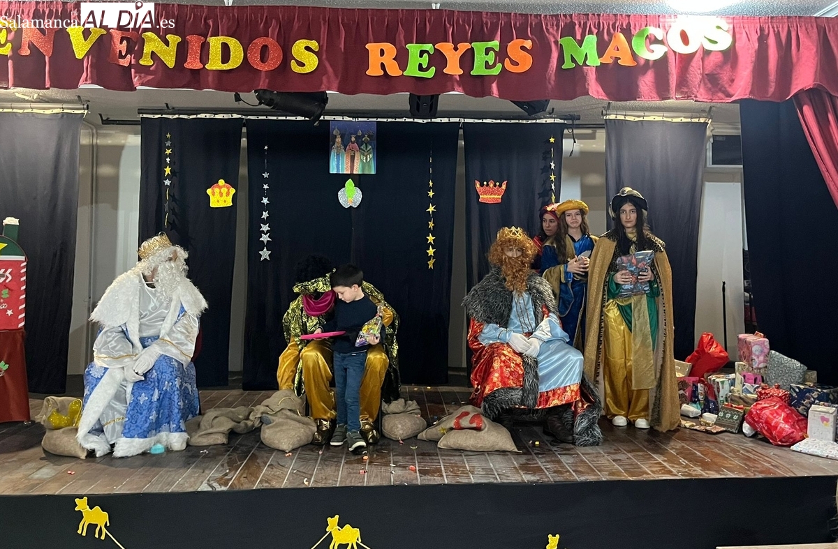 Los Reyes Magos llegan en carroza a Villaseco de los Reyes 