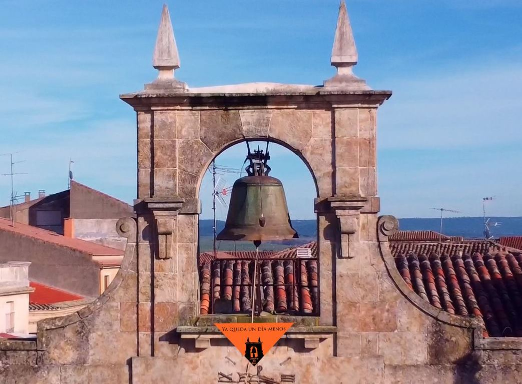 El Reloj de la Casa Consistorial lucirá desde el lunes un gran pañuelo de color farinato