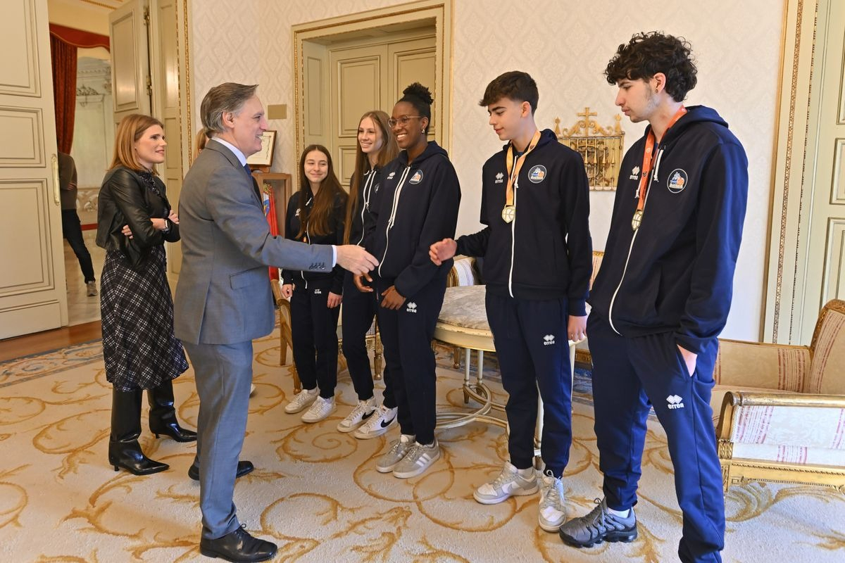 Carbayo felicita a la entrenadora y a los cinco jugadores del Perfumerías Avenida-CB Tormes por los excelentes resultados en el Nacional