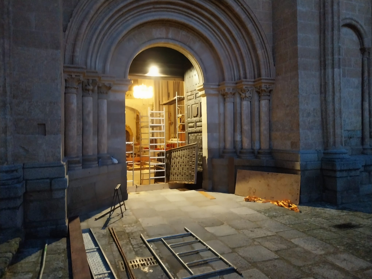 En proceso de restauración la cancela de la Puerta de las Cadenas de la Catedral