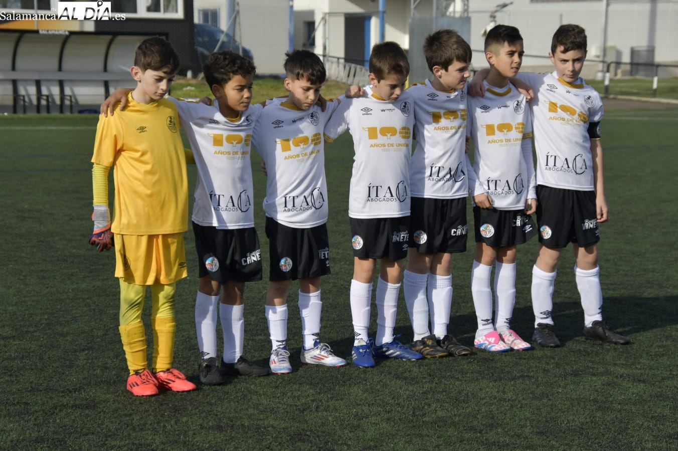 El fútbol base salmantino vuelve tras el parón de los árbitros con recuerdo hacia el fallecido Joaquín Ramos Marcos (FOTOS) 