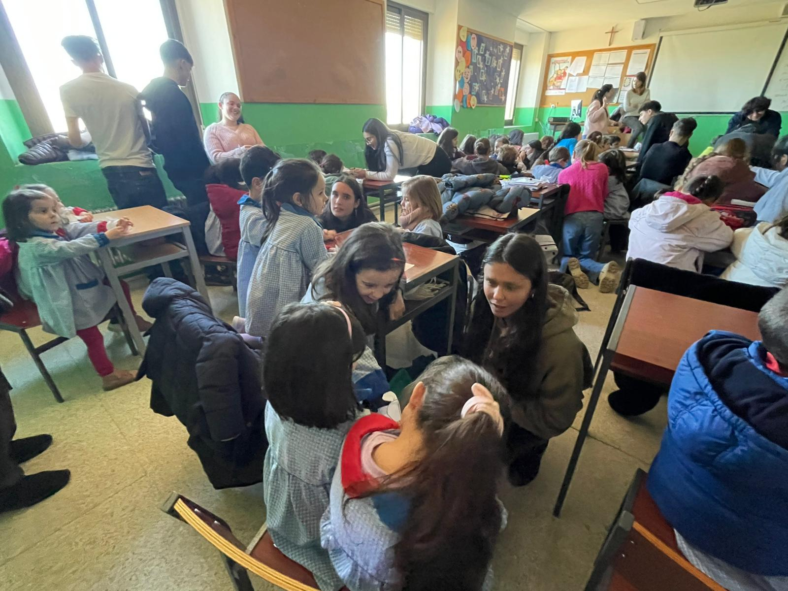 Los alumnos del Colegio San Agustín celebran el Día de la Paz con un emotivo acto de hermanamiento