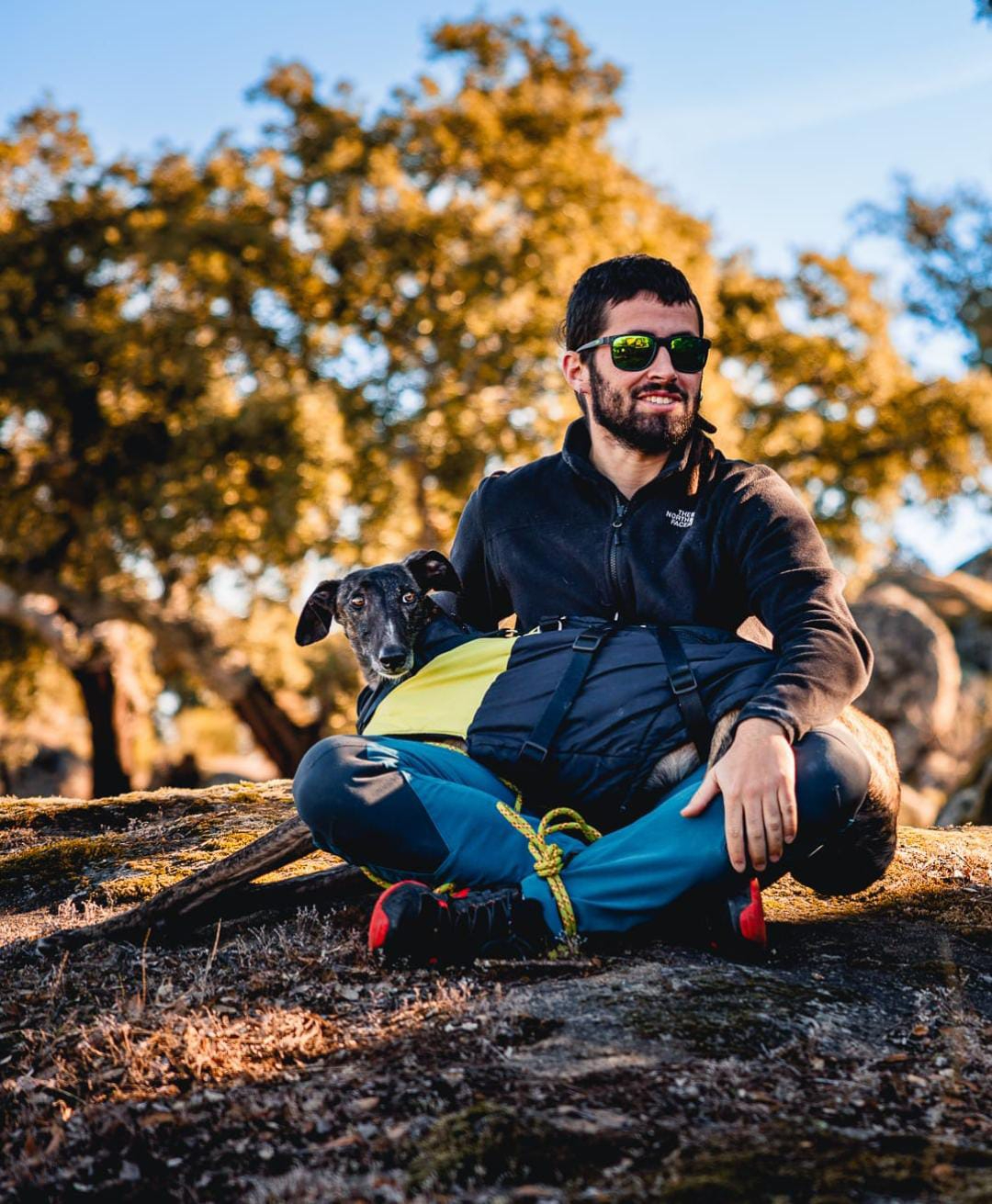 Spike y Kalé, los dos galgos adoptados por Héctor: Es cuestión de responsabilidad y de que las personas que tengan cualquier perro se comprometan a darles la vida que merecen