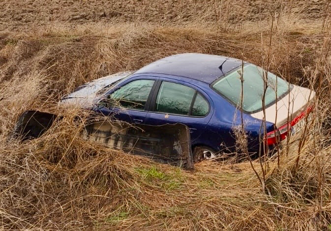 Aparatosa salida de vía sin heridos en la carretera de Macotera