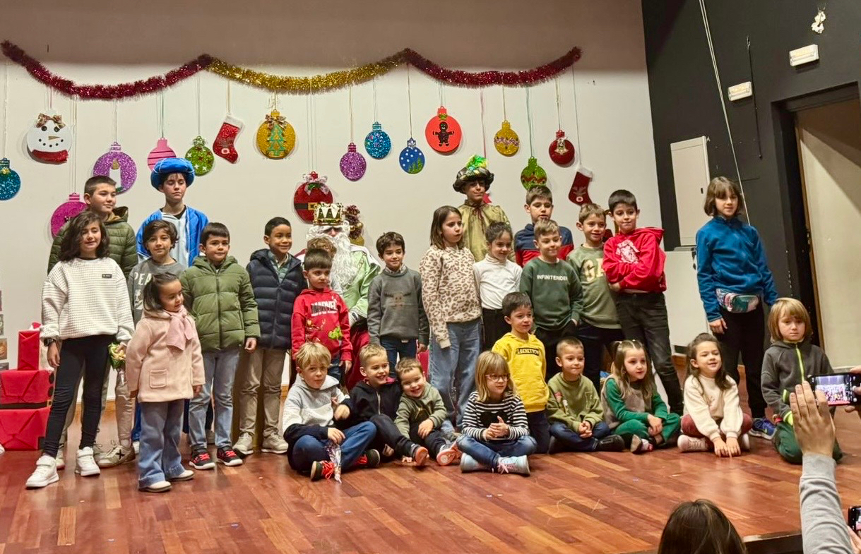 Macotera llena el Centro Cultural Santa Ana para recibir a los Reyes Magos