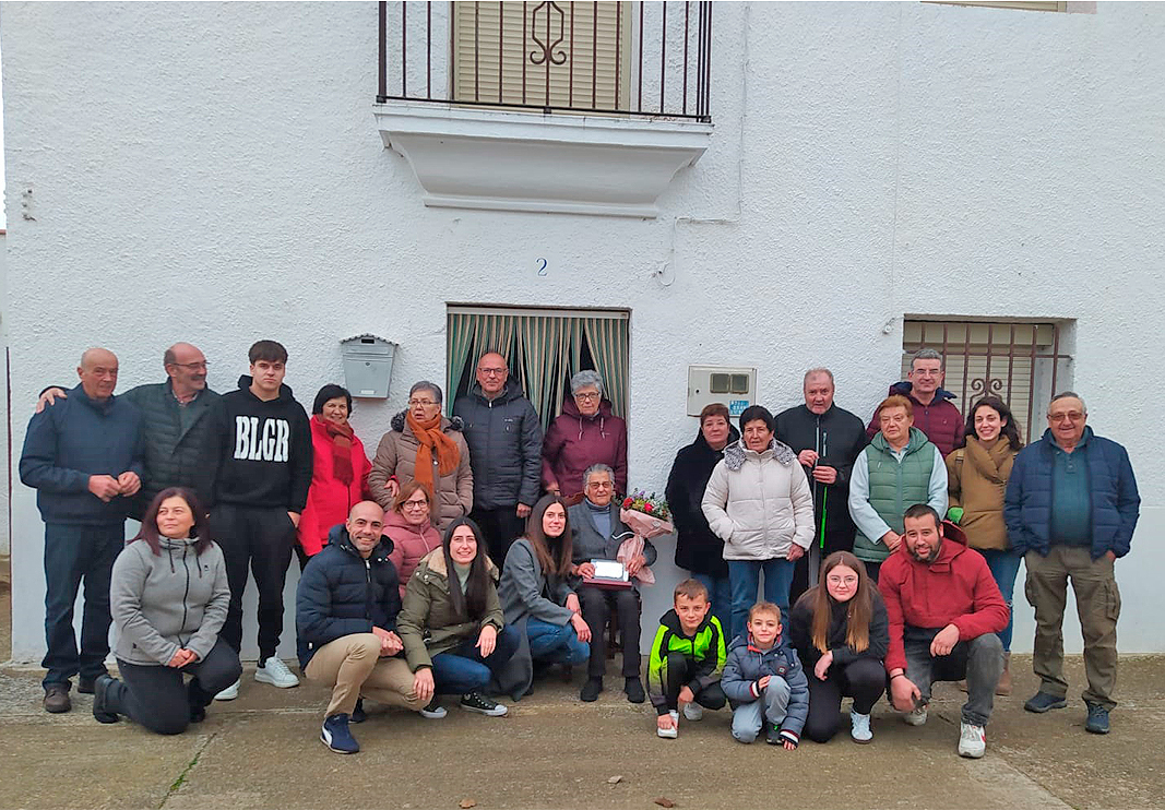 La Asociación de Vecinos de Águeda comienza el año homenajeando a su vecina más longeva.