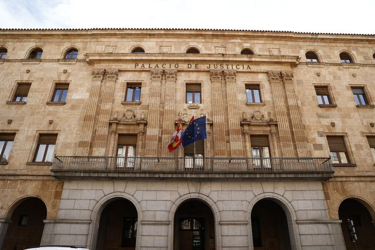 Condenado a 12 años de prisión por intentar matar a dos hombres a navajazos en un portal de Salamanca