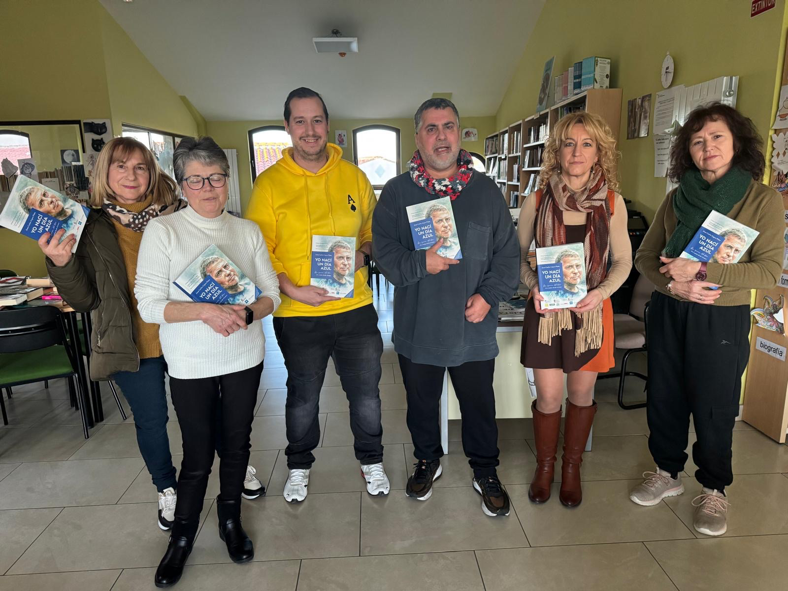 Los más de 800 socios de la biblioteca de Cantalpino ya pueden acceder a ‘Yo nací un día azul’ el personal relato de Juan Carlos López Pinto