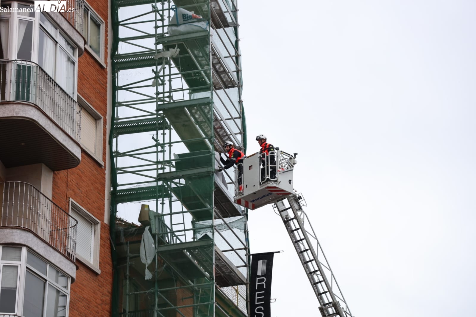 Actuaciones de los bomberos por las fuertes rachas de viento en Salamanca (FOTOS)