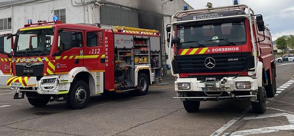 Gran despliegue de medios por el incendio de una fábrica en Guijuelo