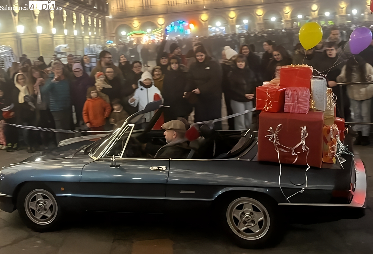 Raúl Gasco, el privilegio de conducir la magia en la Cabalgata de Salamanca: Los niños buscan su regalo entre los que llevamos atados en el maletero