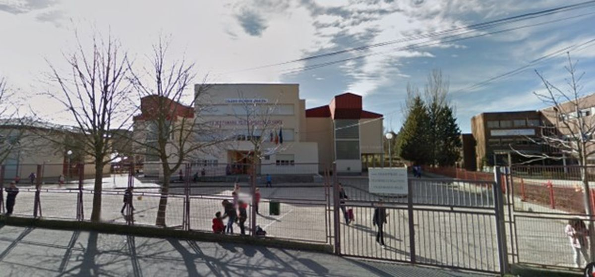 Escolares de Madrugadores sin calefacción y con chaquetas, gorros y guantes en el aula de este colegio salmantino