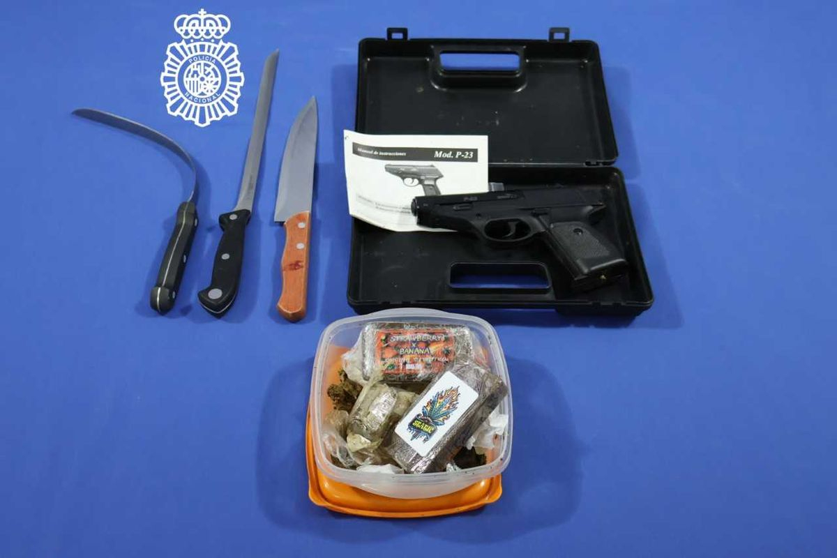 Paredes manchadas de sangre, droga, cuchillos y una pistola por el suelo, tras la pelea de una pareja en Salamanca