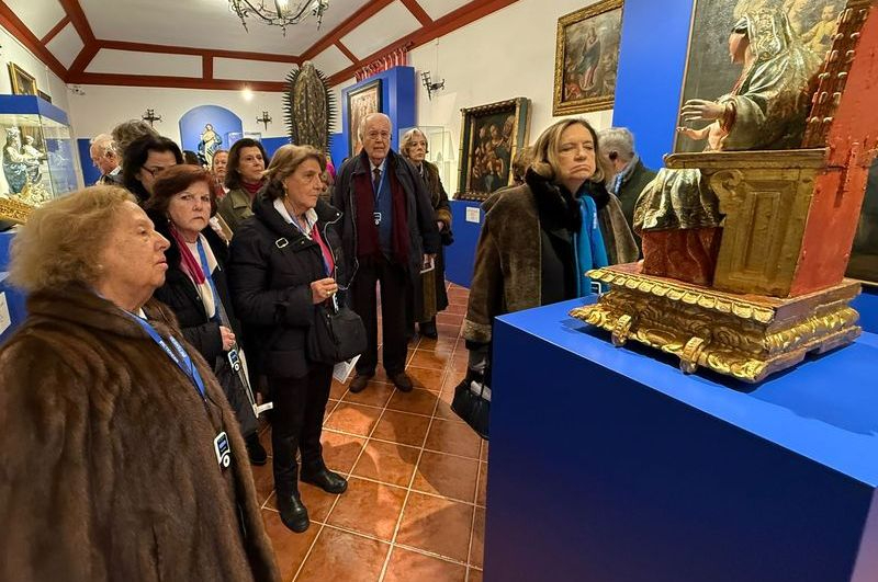 La Diputación de la Grandeza visita la muestra De Claris Mulieribus