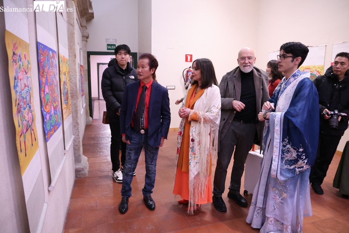 Jóvenes artistas chinos exponen sus cuadros en Salamanca