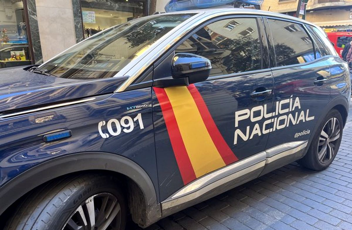 Revienta varios escaparates en Salamanca con una tapa de alcantarilla