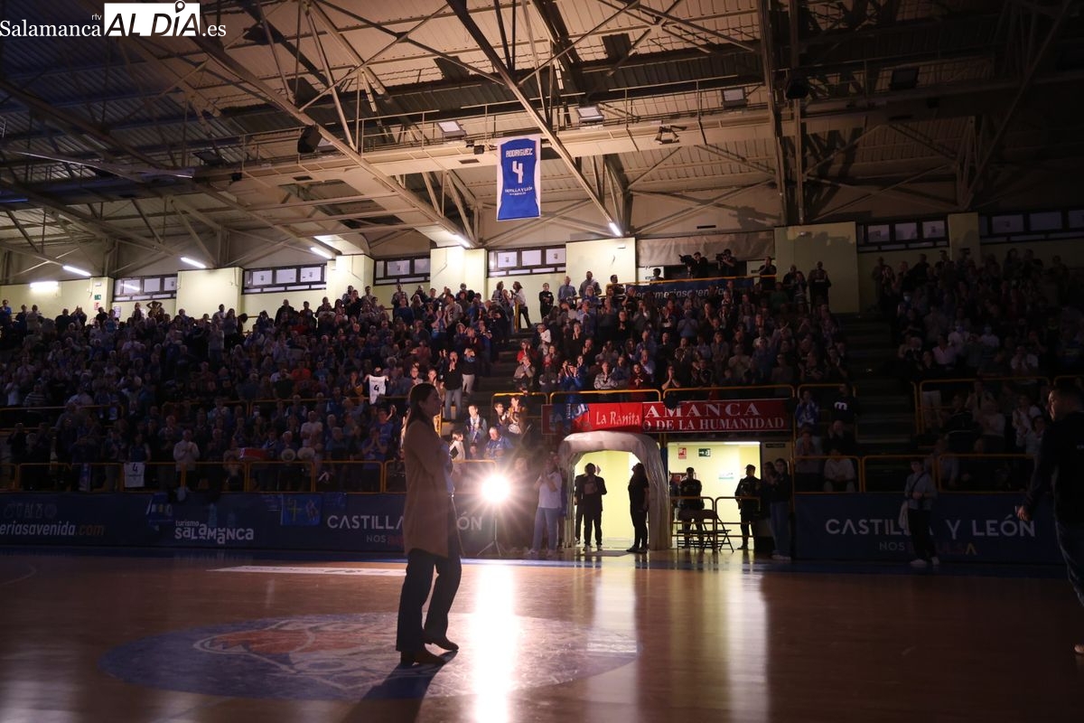 El Perfumerías Avenida cuelga en lo alto del pabellón de Würzburg la camiseta de la leyenda Leo Rodríguez (FOTOS Y VÍDEO)