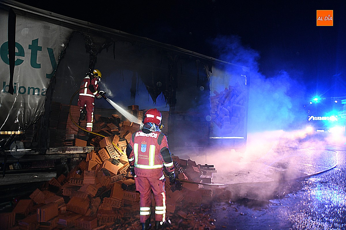 Echa a arder un camión en plena A-62 a la altura de Martín de Yeltes