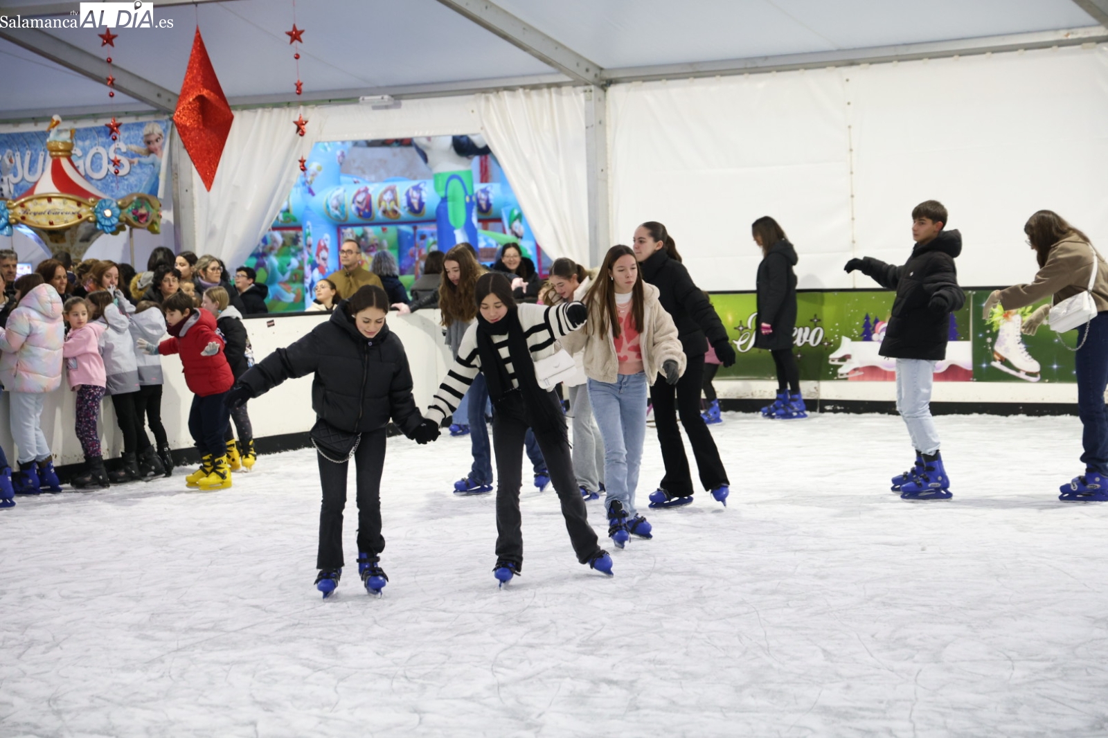 Los salmantinos disfrutan de la tarde patinando sobre hielo (GALERÍA DE FOTOS)