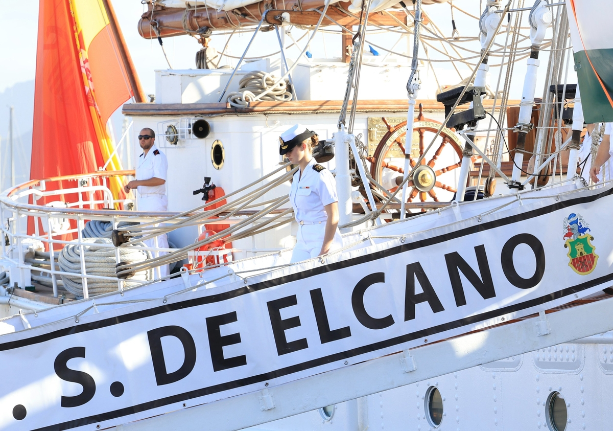 La Princesa Leonor recibida en Tenerife con gritos de ¡Guapa! y ¡Viva España!