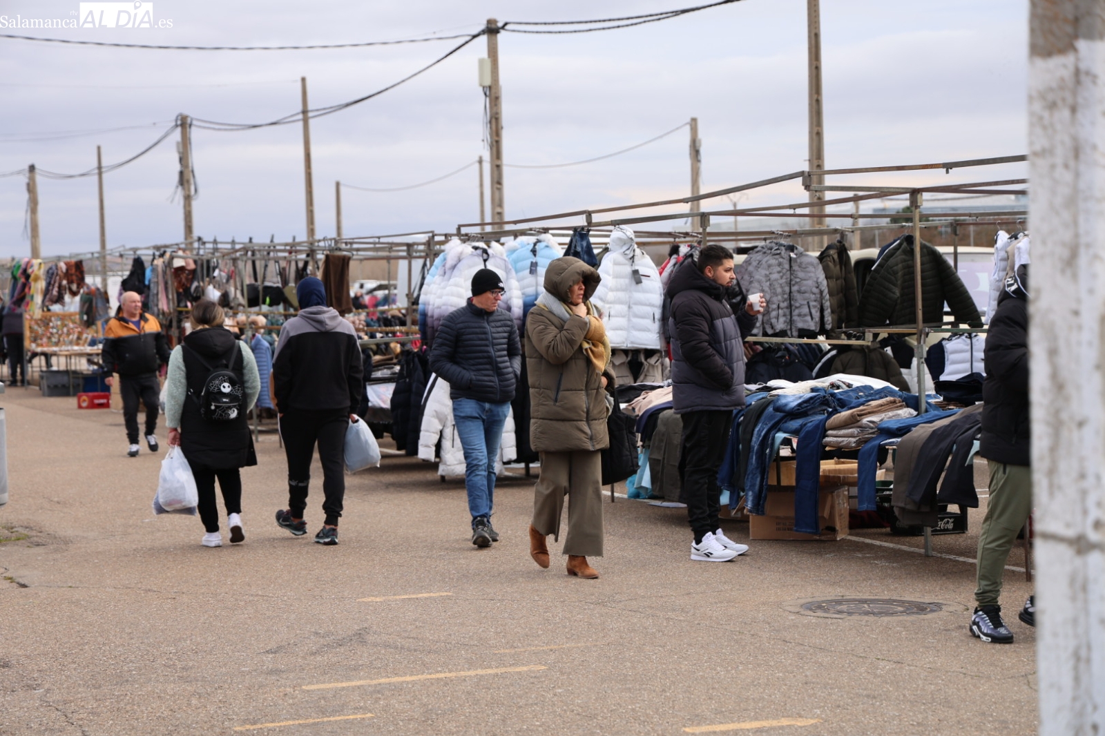 Los salmantinos desafían al viento y al frío para no faltar a su cita con el Rastro (FOTOS)