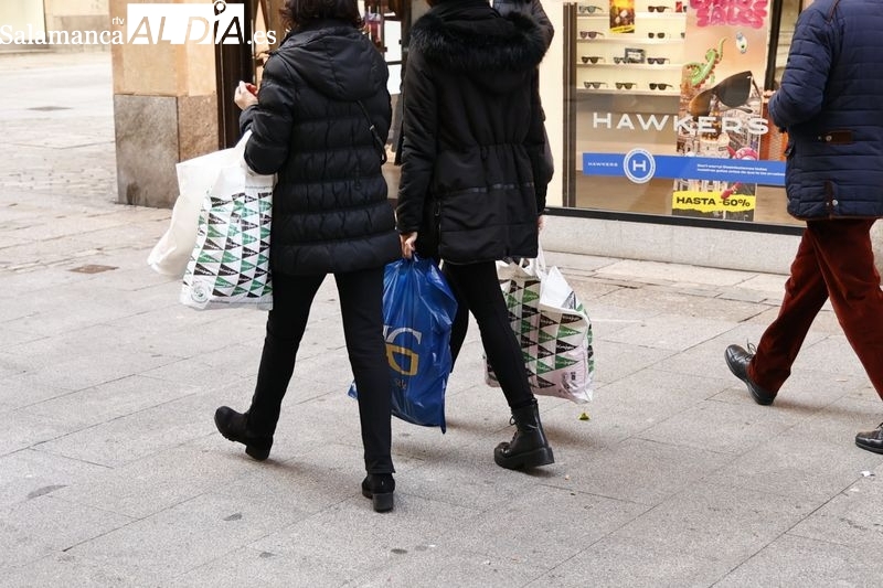 Comienzan las rebajas en Salamanca: Ya no son el impacto de antes pero llevamos toda la mañana sin parar