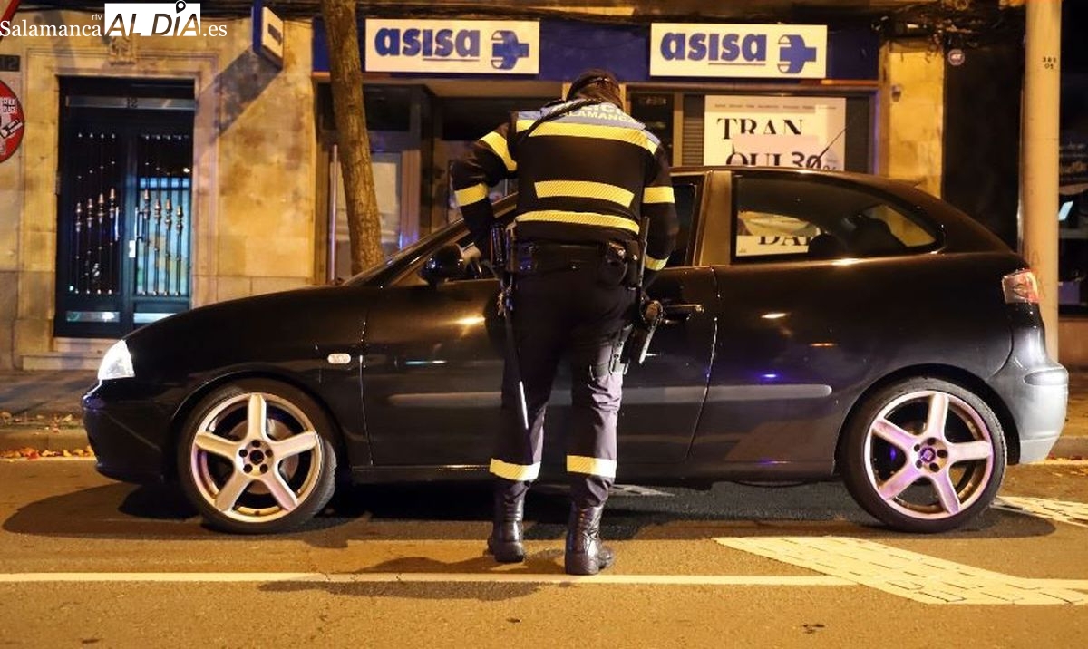 Un conductor armado, positivos de alcoholemia y un local de copas que incumple el horario en la noche salmantina del jueves