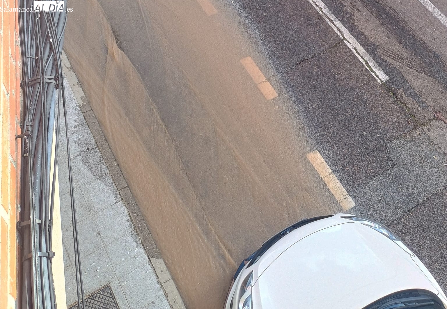 Un reventón en Pizarrales provoca un río de agua y barro