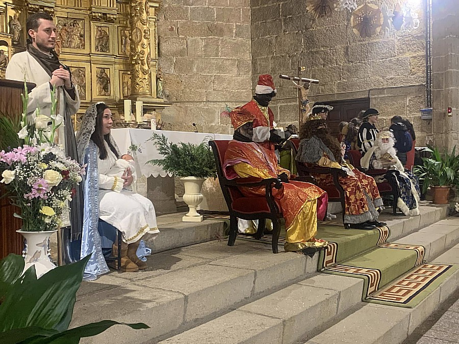 Fuenteguinaldo recibe a los Reyes Magos, que tampoco libraron de la lluvia en la Cabalgata