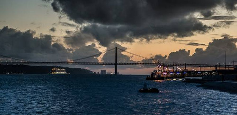 Autoridades portuguesas y españolas vigilan el caudal del río Tajo, que podría causar inundaciones en Portugal