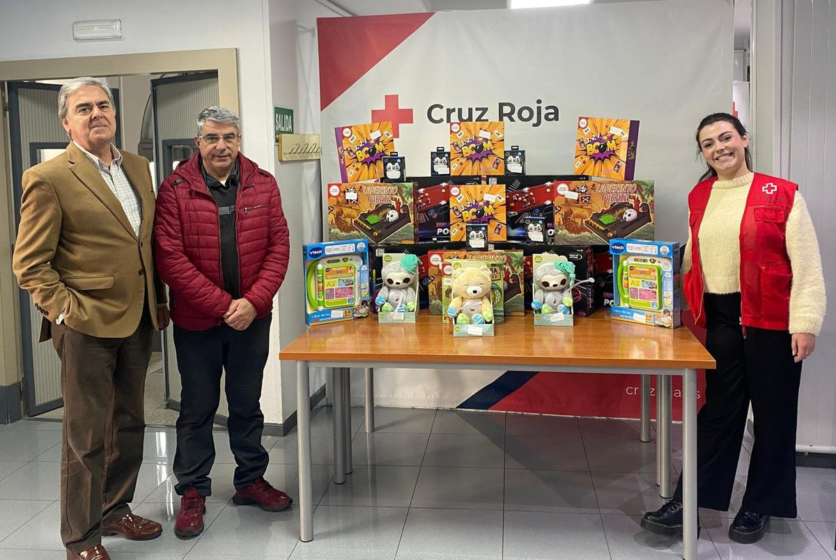 Donación de 26 juguetes para que Cruz Roja Béjar ayude a los Reyes Magos