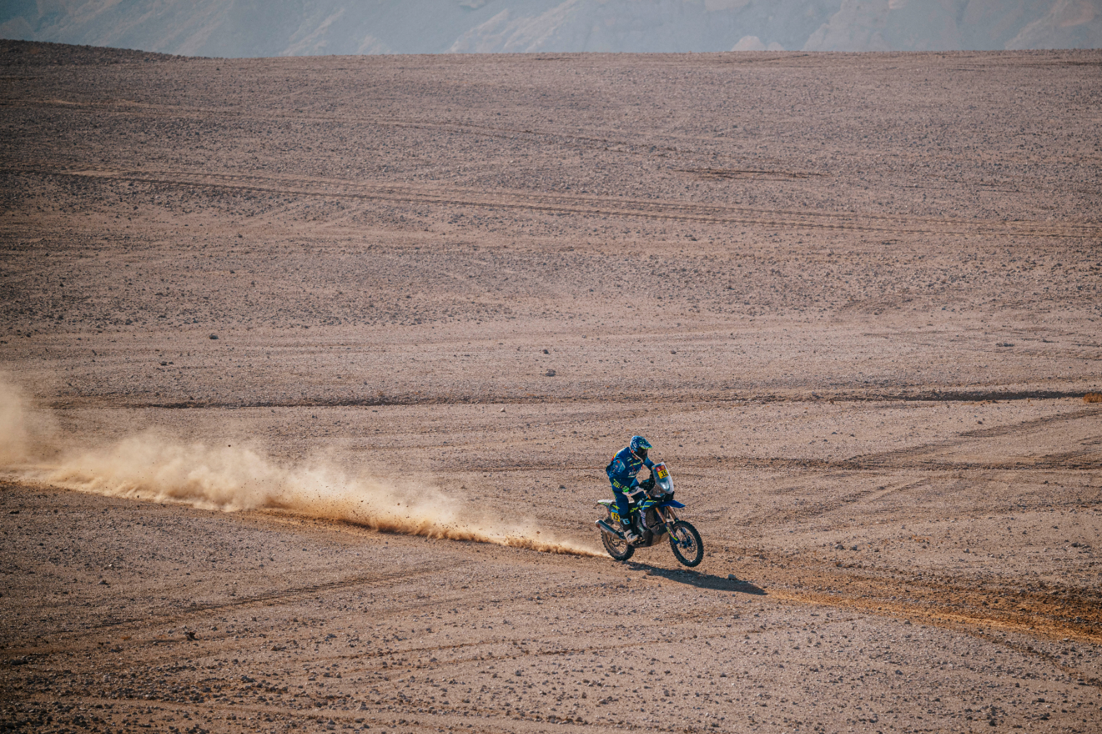 Santolino inicia la remontada en puertas del empty quarter en el Dakar