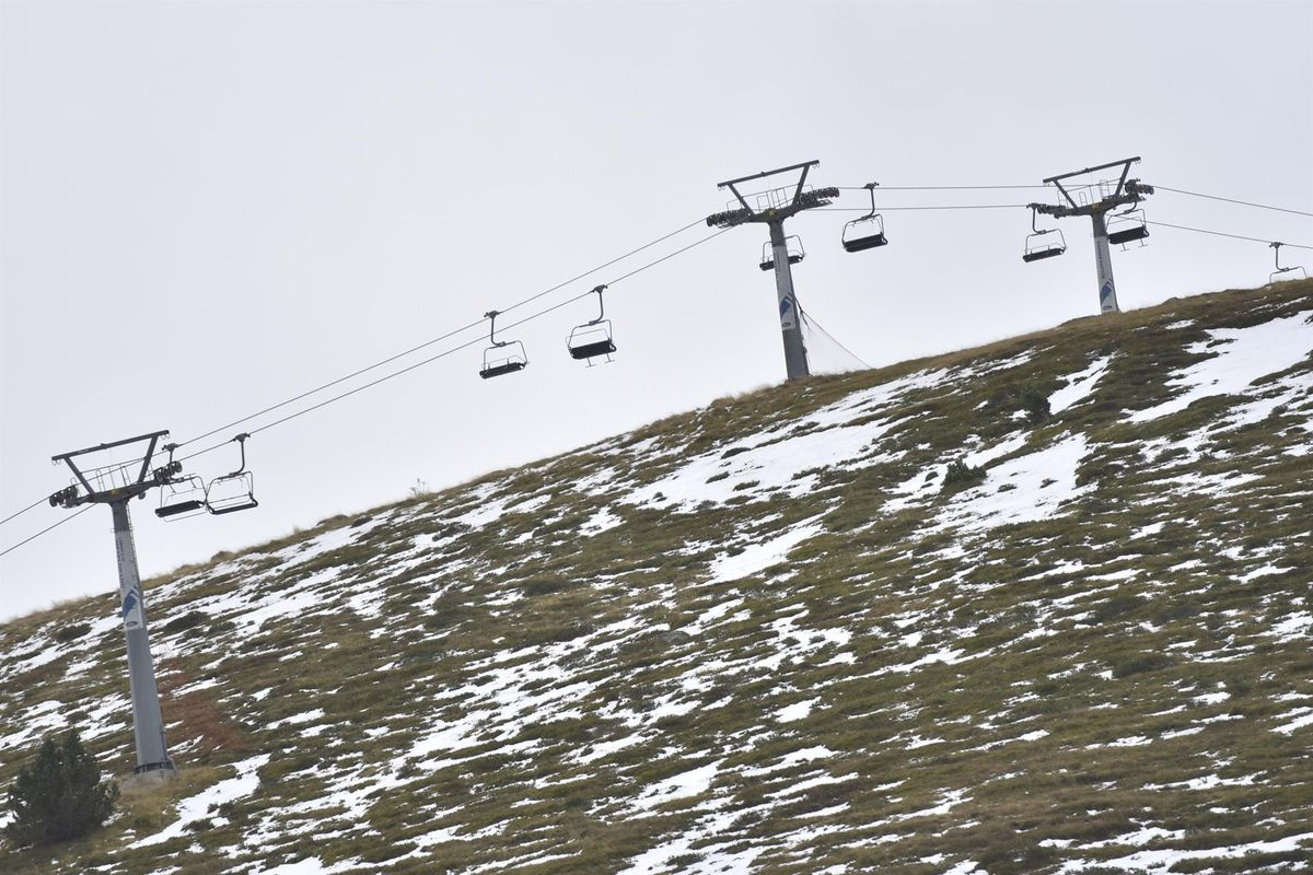 Múltiples heridos, 9 muy graves y 8 graves, tras la caída de un telesilla en la estación de Astún (Huesca)