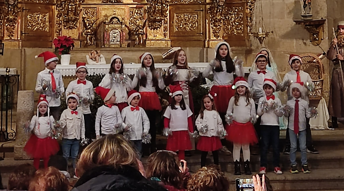 Los niños de Yecla de Yeltes reciben con villancicos  a SS.MM. los Reyes Magos
