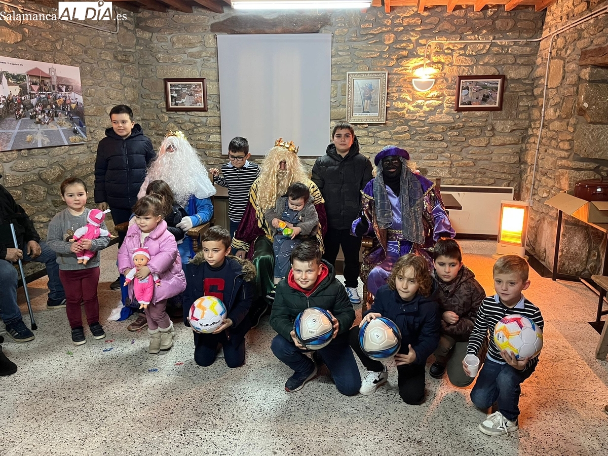 Melchor, Gaspar y Baltasar reparten regalos a una veintena de niños en Guadramiro