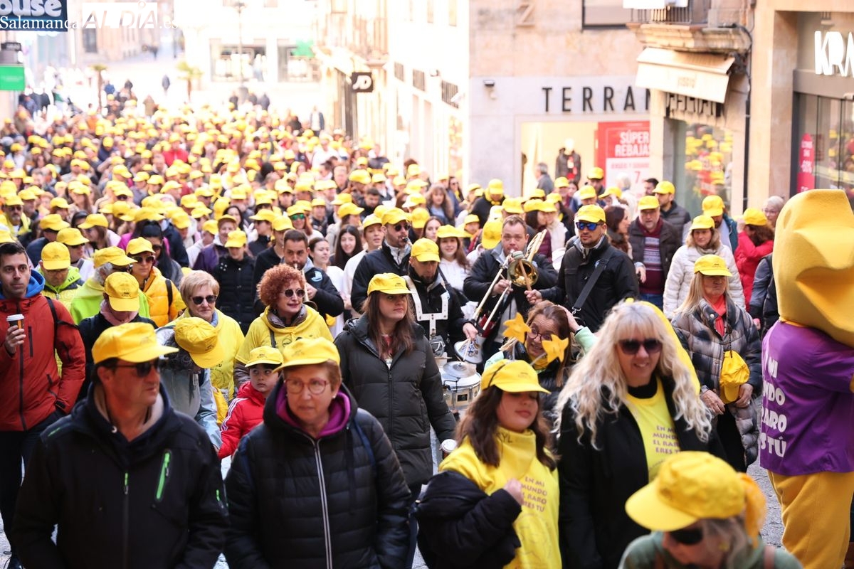 VÍDEO Y FOTOS | Salamanca se tiñe de amarillo con la marcha solidaria de AERSCYL