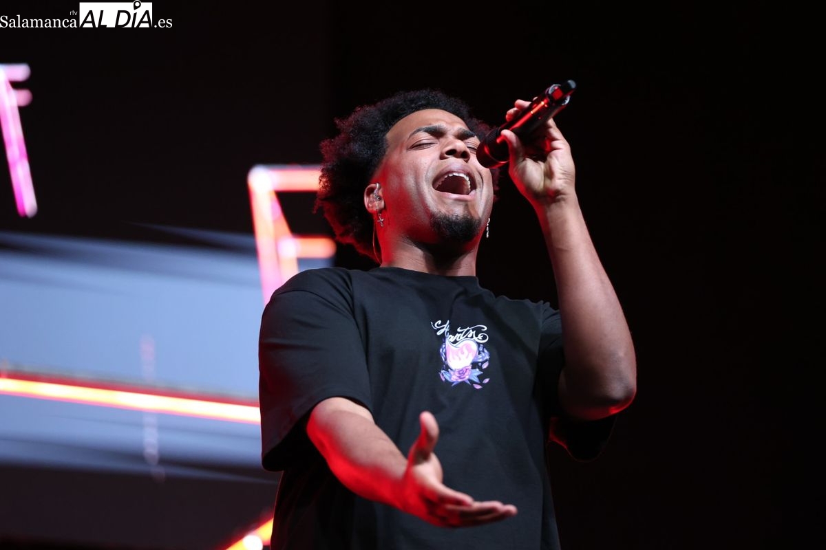 GALERÍA DE FOTOS | Un abarrotado Multiusos disfruta del concierto de Luis Cortés en Salamanca 