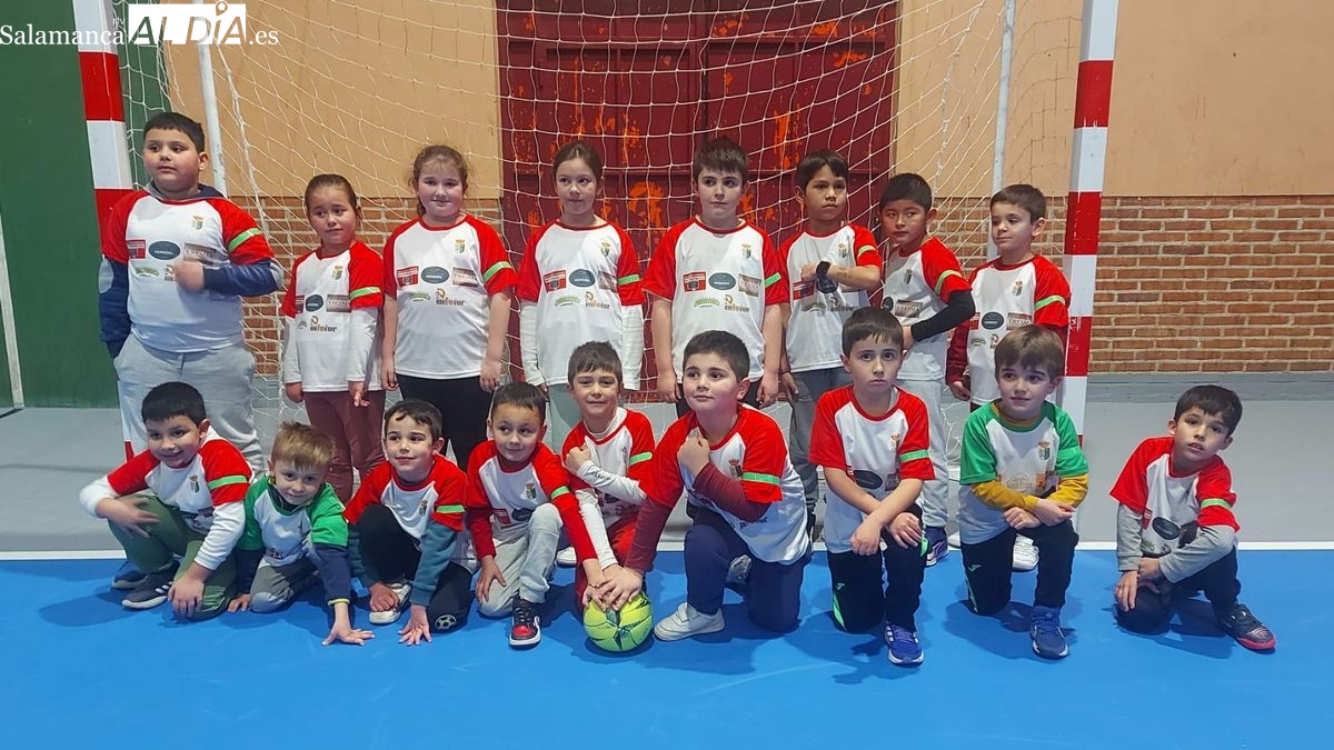 Los equipos de fútbol sala de Lumbrales llevaron los Brazaletes de Esperanza por el Día Mundial contra el Cáncer