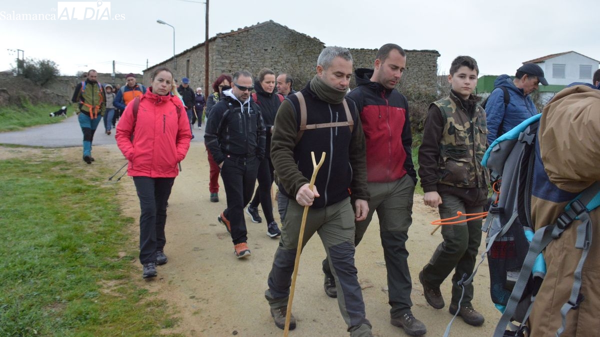 Más de 150 caminantes desafían al mal tiempo participando en la VIII Ruta de Senderismo de Sobradillo