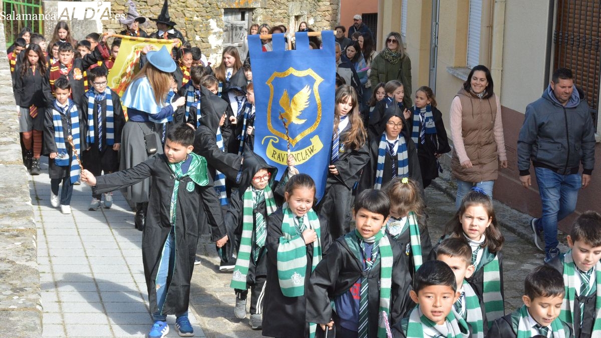 Niños y profesores del colegio Liminares animan las calles de Lumbrales con un desfile inspirado en el mundo de Harry Potter