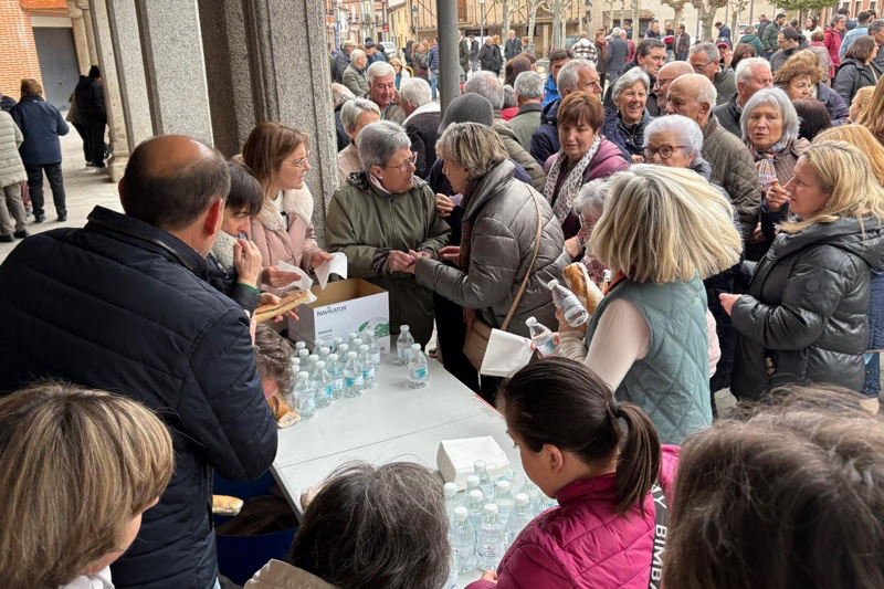 Masiva respuesta vecinal a la Operación Bocata en Macotera, con 500 bocadillos entregados