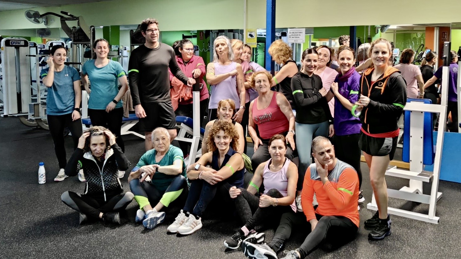 La AECC entrega brazaletes verdes por la concienciación contra el cancer entre los colectivos deportivos de la ciudad