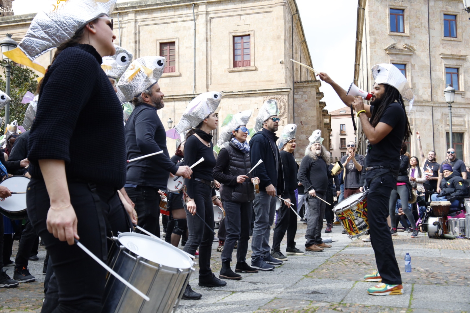 VÍDEO Y FOTOS | Espectacular exhibición conjunta de batucadas en el centro de Salamanca 