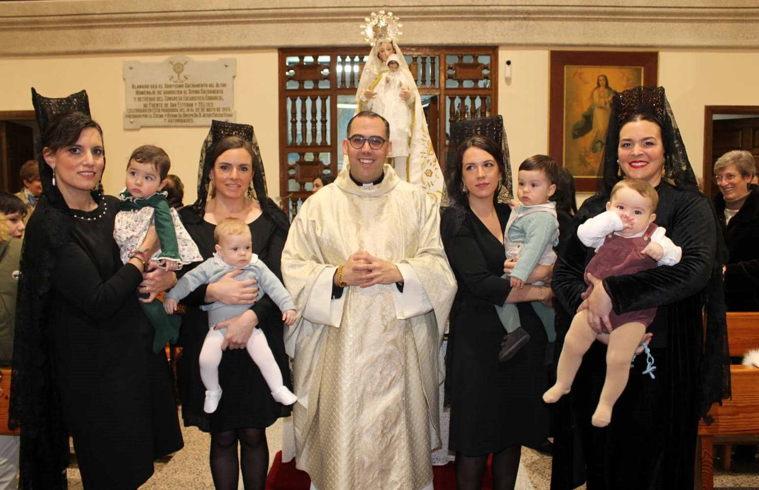 Presentados a la Virgen en La Fuente varios bebés dentro de su solemne celebración de Las Candelas