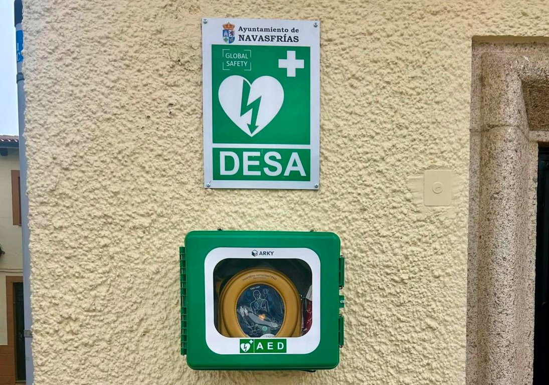 Navasfrías instala un desfibrilador en la Plaza Manuel Ramos Andrade