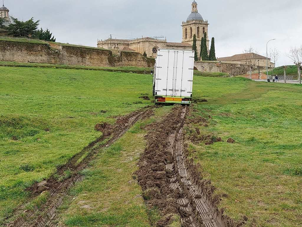Habrá sanción para el camión carnavalero que se introdujo en el glacis