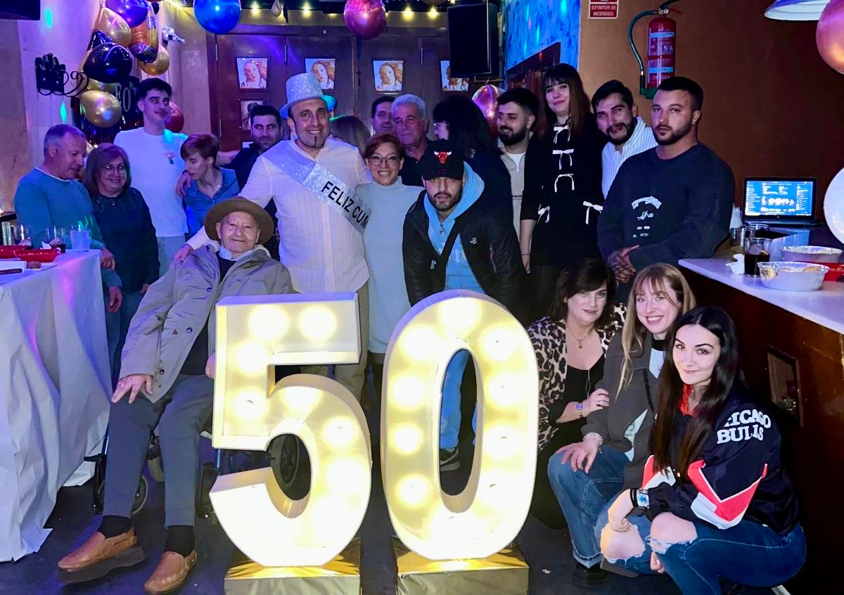 Teo Marcos sopla las velas de su 50 cumpleaños en una sorprendente fiesta