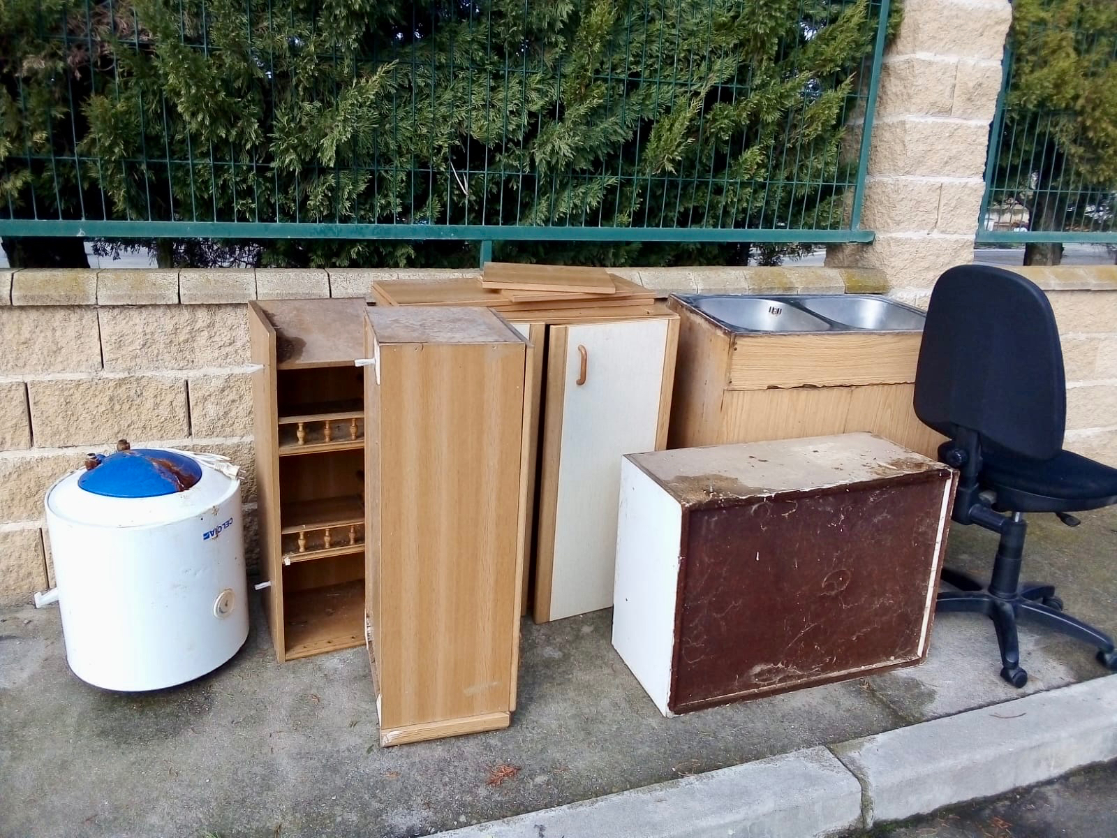 Nuevas medidas municipales tras un nuevo abandono de residuos a las puertas del Punto Limpio 