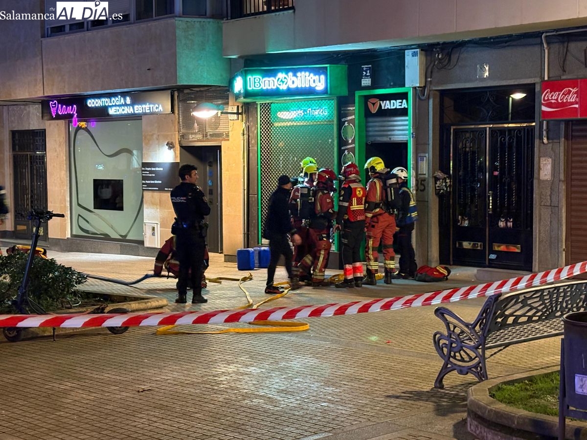 El incendio en una tienda de patinetes eléctricos en Salamanca moviliza a los Bomberos y la Policía