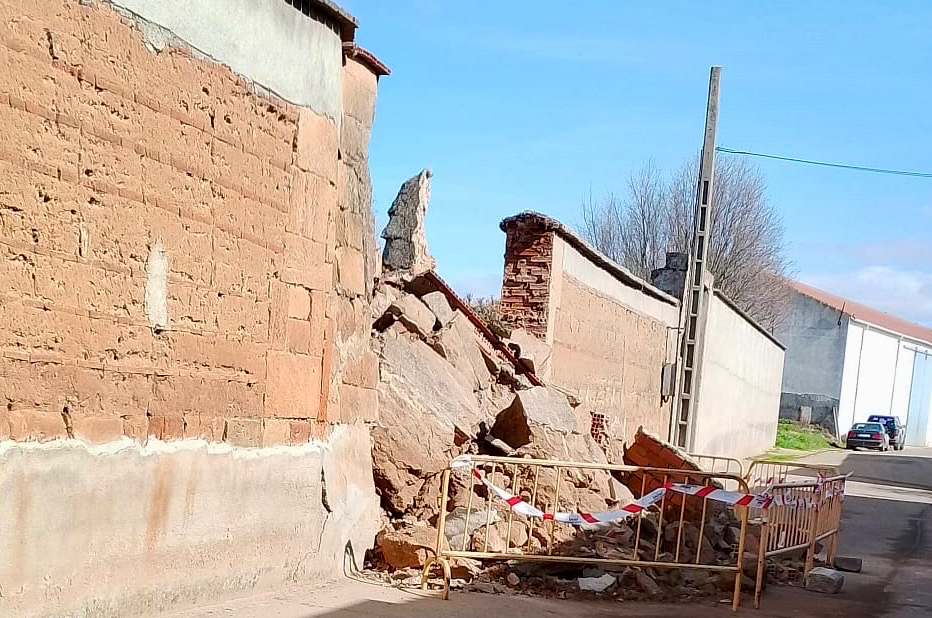 Sobresalto en Villoruela tras el derrumbe de uno de los grandes muros del Monasterio de Santa María la Alta